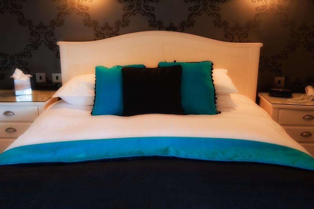 The Grafton Hotel Harrogate Ngoại thất bức ảnh A bed with cushions