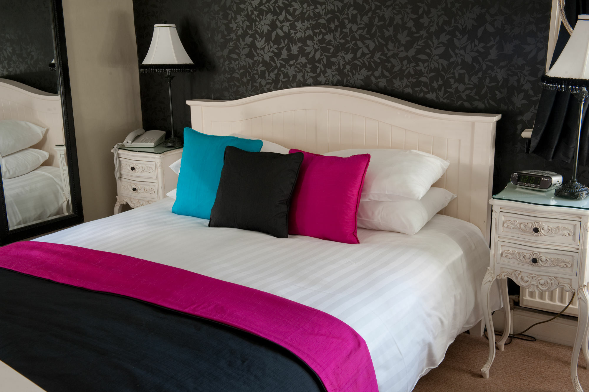 The Grafton Hotel Harrogate Ngoại thất bức ảnh A bed with a bed runner