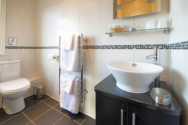 The Grafton Hotel Harrogate Ngoại thất bức ảnh A modern bathroom